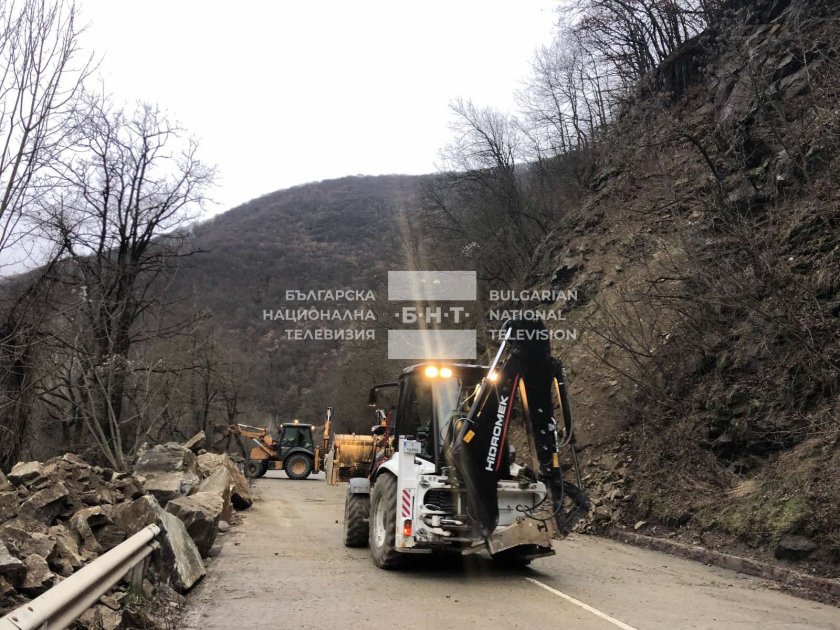 Самоковско шосе остава затворено до утре сутрин