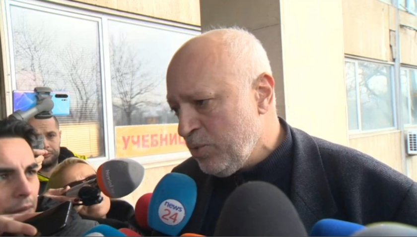 Министърът на културата проф. Велислав Минеков връчва на представители на