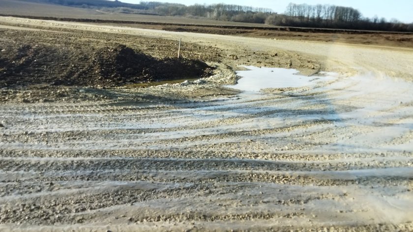 За мръсотия и кал, причинени от строителството на Автомагистрала Хемус