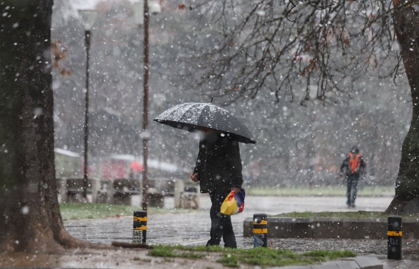 Новата седмица започва с код жълто за силен вятър, сняг и виелици