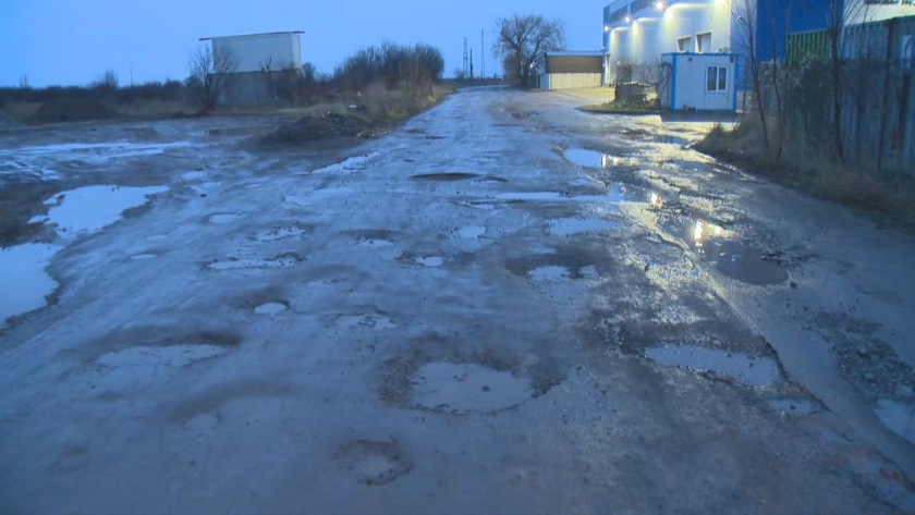 Дупка до дупка: Жители на Равно поле излизат на протест заради разбит път