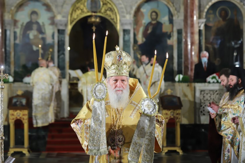 На Коледа православните българи изпълниха храмовете на страната. Тържествена Рождественска