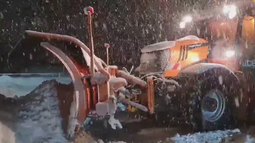 Обилен снеговалеж на прохода Шипка през цялата нощ. Седем машини