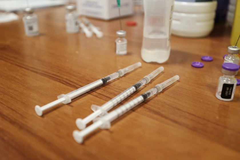 Днес в България се очаква да пристигнат първите ваксини за