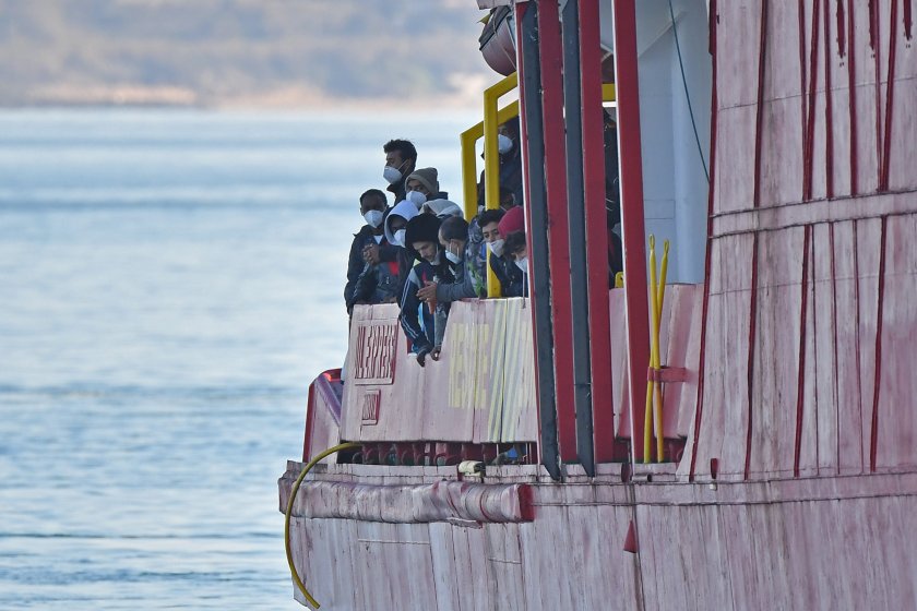 Най-малко четирима души загинаха след като лодка с мигранти потъна