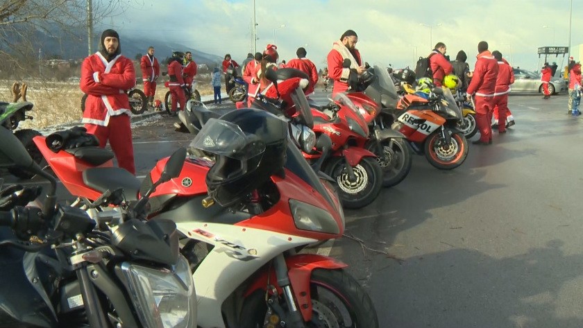 Мотористи в костюми на Дядо Коледа тръгват на традиционната си