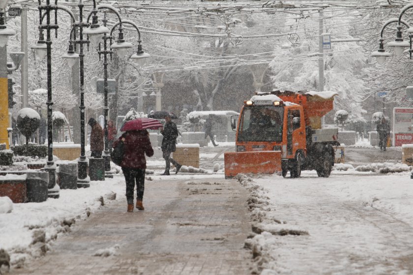125 снегорини работили софия нощта градският транспорт движи нормално