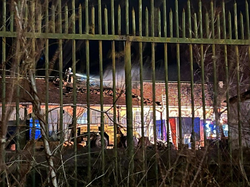 Пожар пламна в сграда на завод в Карлово, който се
