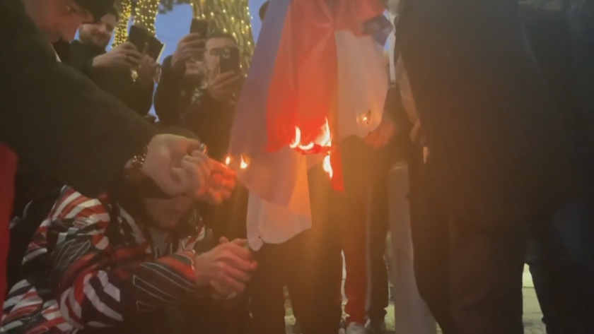 Протест в Тирана: Демонстранти запалиха сръбското знаме