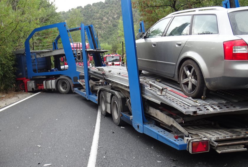 Автовоз се преобърна на пътя Русе - Бяла. Инцидентът се