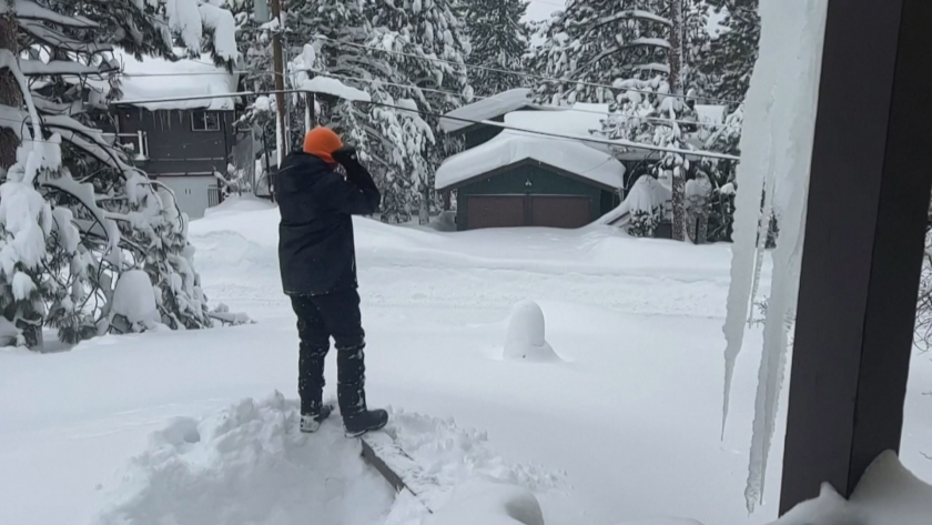 Момче от Калифорния демонстрира колко много сняг е навалял след