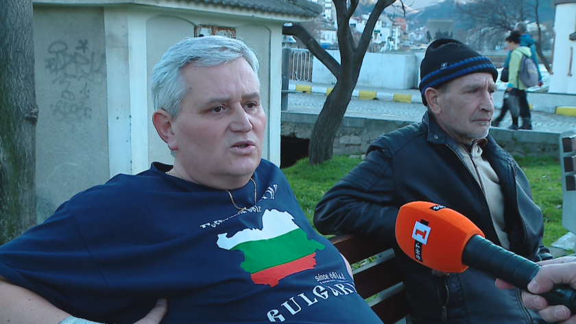 Пред БНТ: Задържаният с граната пред БНБ твърди, че оръжията му не били истински