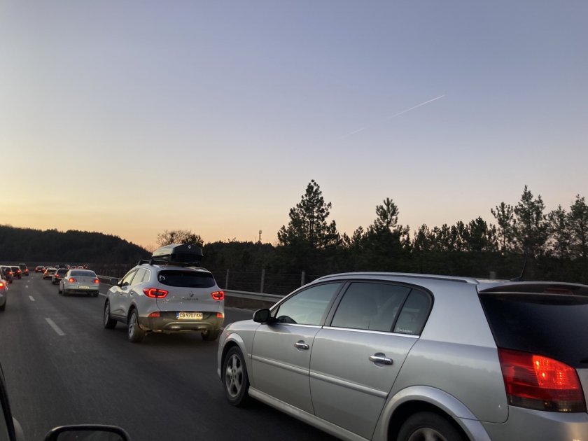 Засилен трафик по магистрала “Тракия” преди София. Колони от автомобили