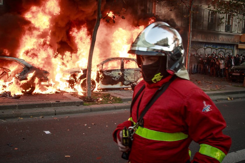 Вандалска проява във Франция: Изгориха над 870 коли в новогодишната нощ