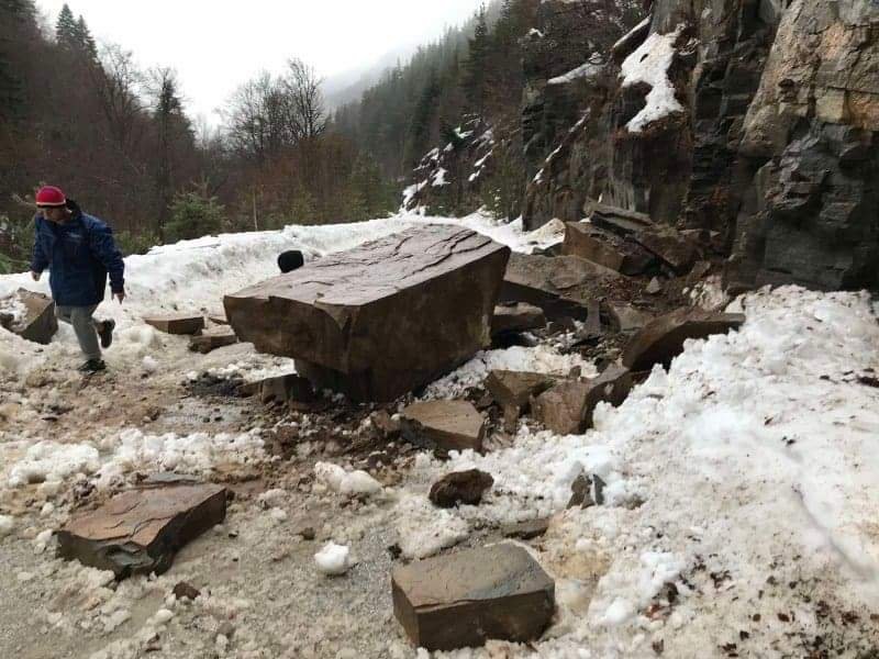 Паднали скали затвориха пътя за село Ситово в Община Родопи.Тонове
