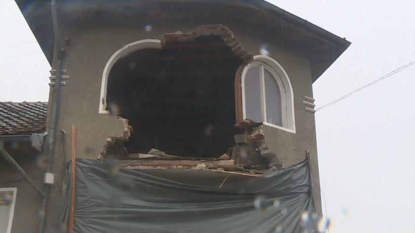 Има опасност от срутване на къщата в Белица, в която се вряза камион