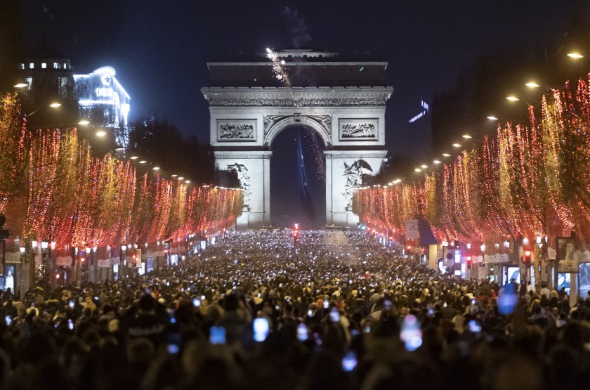 свалиха европейското знаме триумфалната арка париж