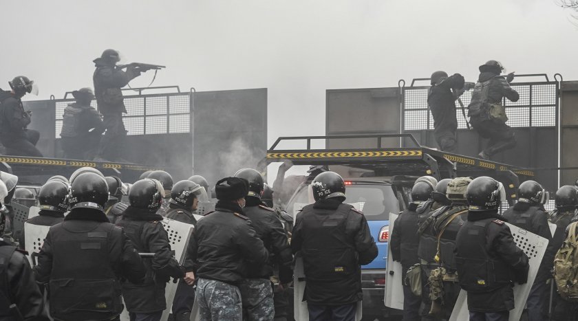 Демонстранти подпалиха кметството в Алмати, вторият по големина град, а