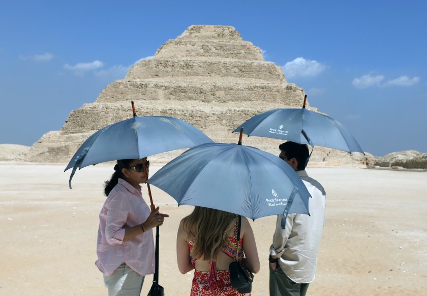 старата пирамида египет отново посреща туристи снимки