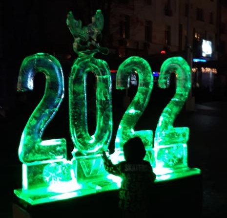 В Благоевград посрещнаха новата 2022 година със зрелищна заря, песни,