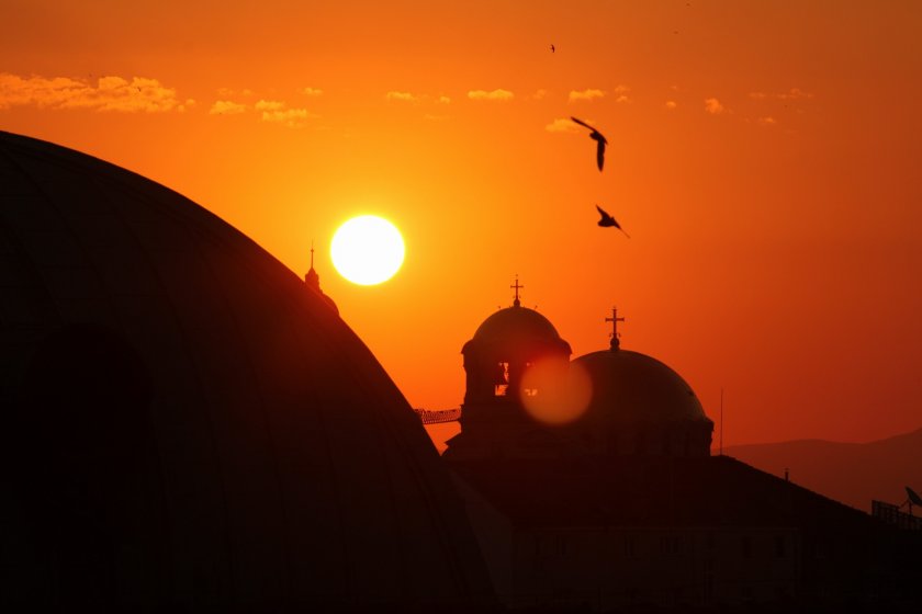 Остава по-топло от обичайното за сезона