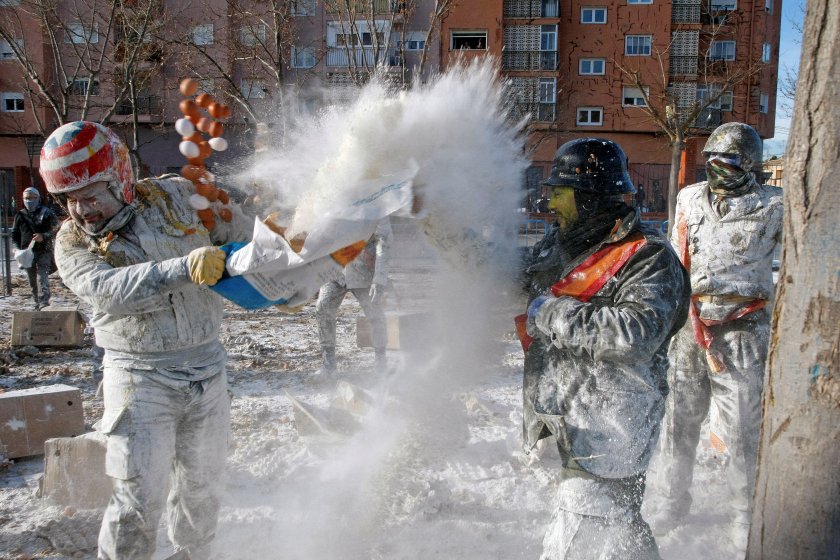Традиционният зимен фестивал на брашнените хора се провежда във Валенсия.