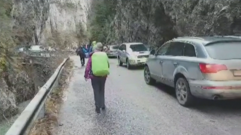 Триград остава блокиран, туристите вървят пеша