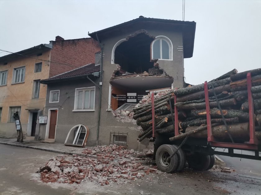 Камион с дървен материал се вряза в къща в Белица