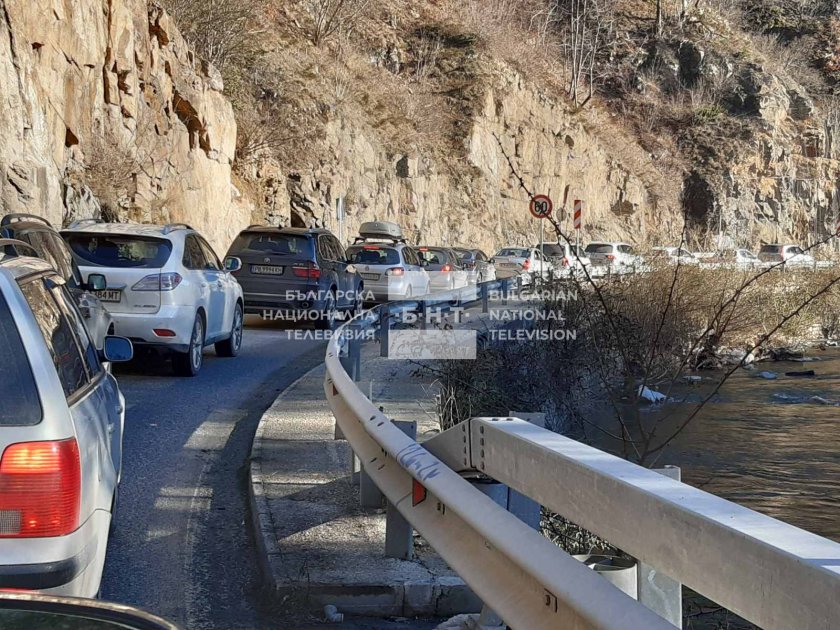 Огромно задръстване се е образувало на пътя след Наречен в