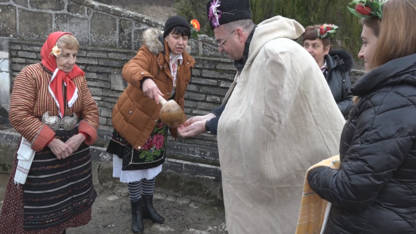 Ивановден е. Празнува почти всеки дом в България. И всеки