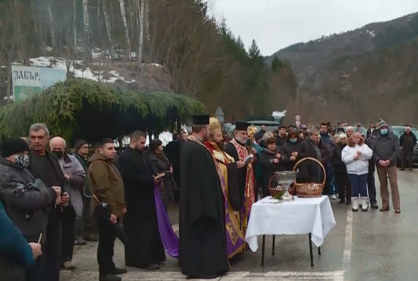 Курбан за здраве раздават днес на пътя Пловдив-Смолян при разклона