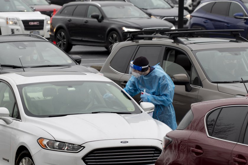 Заразата с Омикрон продължава да се разраства с безпрецедентна скорост.
