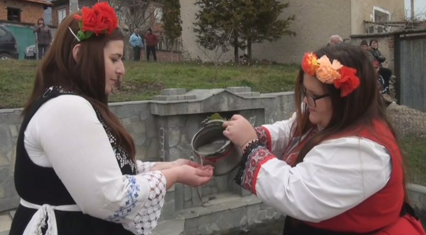 Как се къпе булка на Ивановден? Атрактивният ритуал се прави