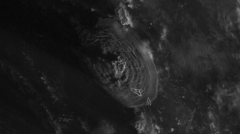 Цунами връхлетя тихоокеанския архипелаг Тонга, след изригването на подводен вулкан.