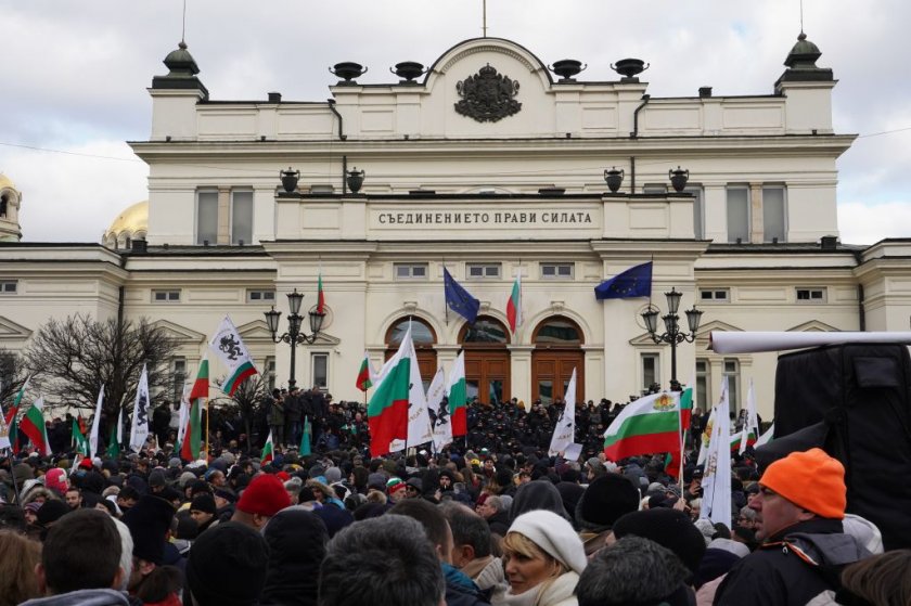 Ден на протести и напрежение пред сградите на НС и здравното министерство (обобщение)