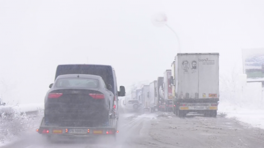 Снежна блокада на пътя Враца - София. Образувала се е