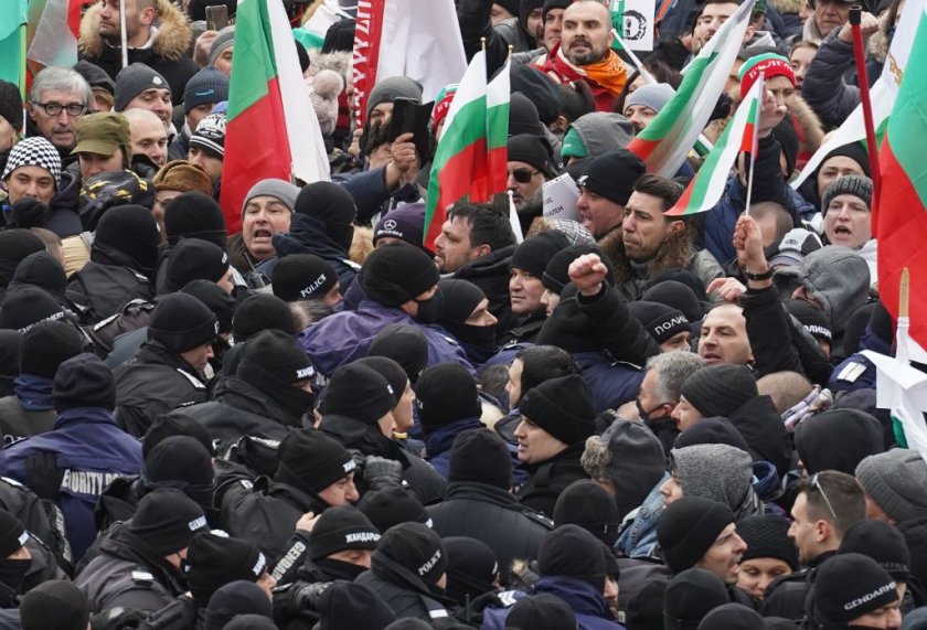 Пред Народното събрание е спокойно. Движението на автомобили пред сградата