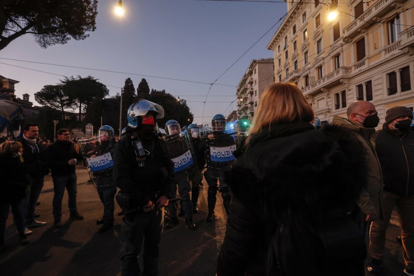 сблъсъци полицията антиваксърски митинг италия