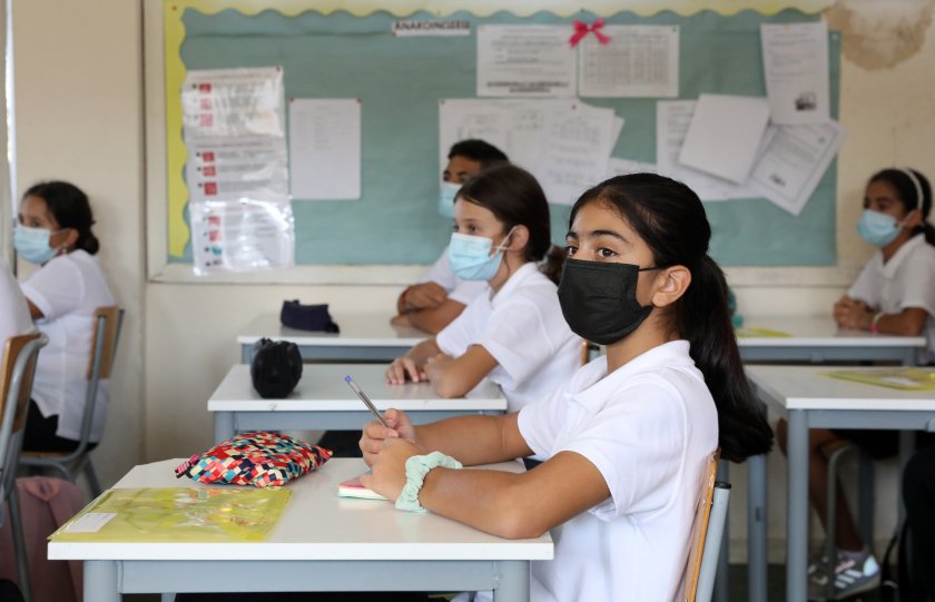 covid мерки кипър училища оживени места