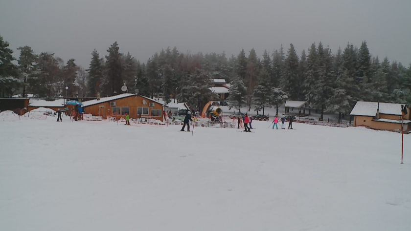 В разгара на зимния сезон - малките ски курорти са