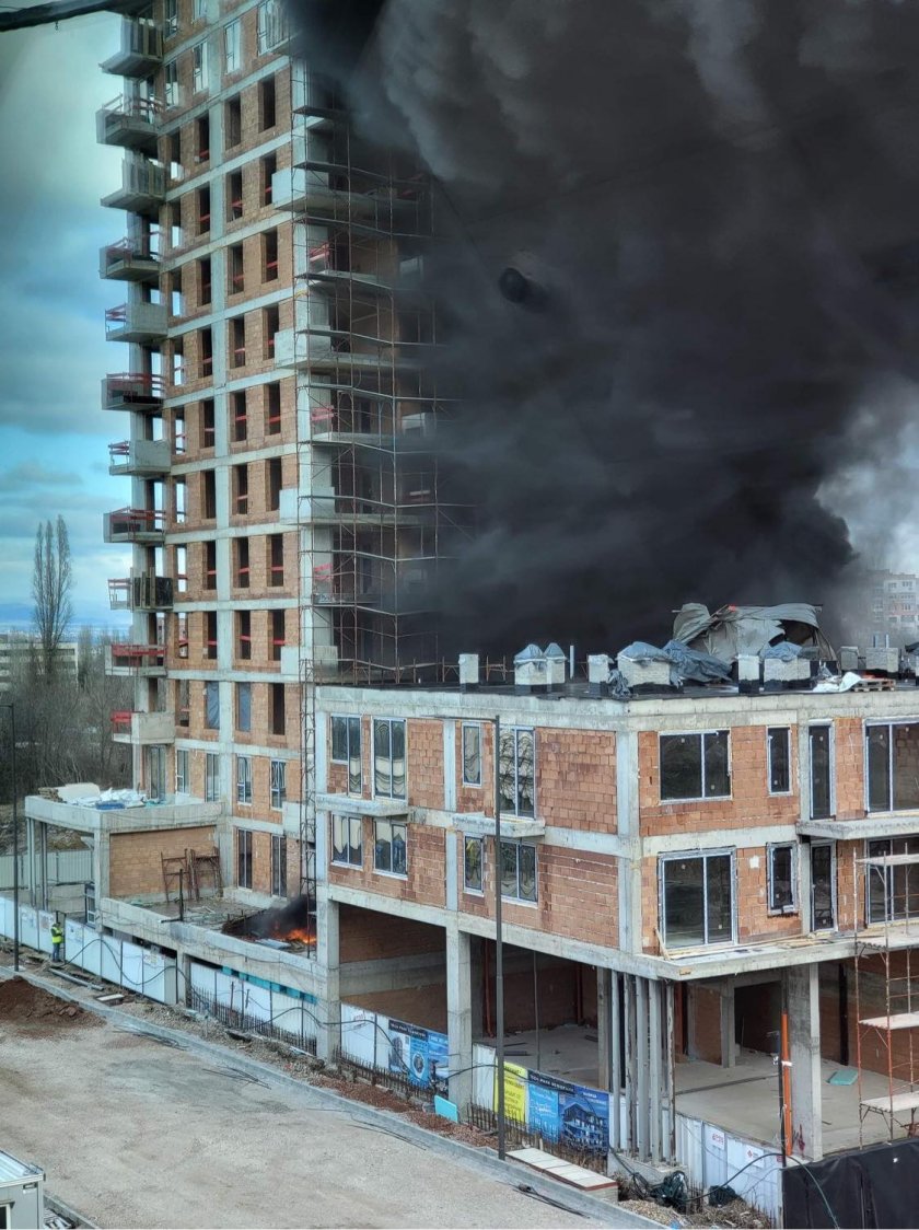 Гори строеж край оживения столичен булевард Цариградско шосе. По първоначална