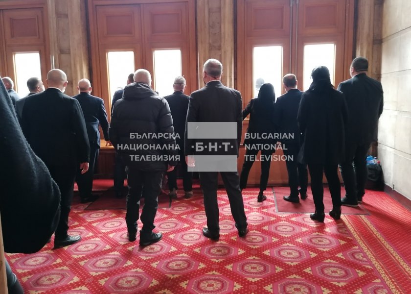 Напрежение и зад вратите на парламента