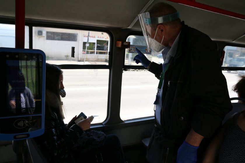 Фалшив инспектор опитва да глобява пътници без маски в градския транспорт