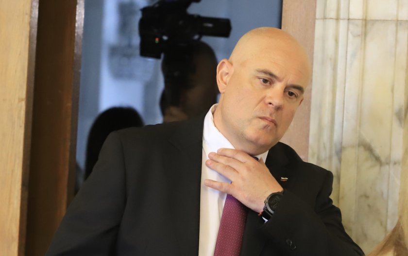 Какви са мотивите за исканата оставка на Гешев?