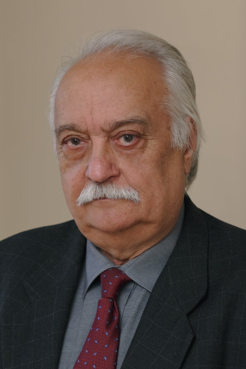 Опелото на проф. Венец Димитров ще се състои пред църквата