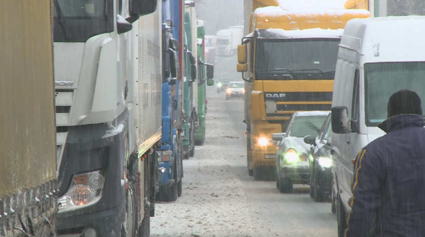 опасно време северна българия затворени пътища закъсали тирове обърнат снегорин