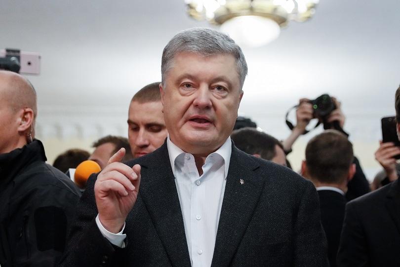 Съдът в Киев остави на свобода бившия президент Петро Порошенко