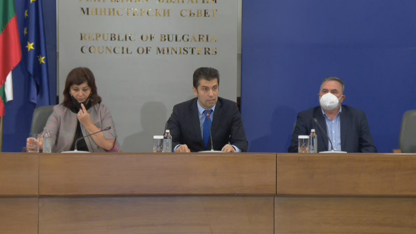 Министър-председателят Кирил Петков, министърът на здравеопазването Асена Сербезова и главният