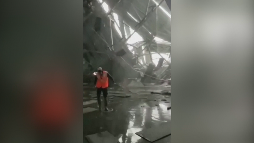 Покривът на склад на летището в Истанбул се срути под