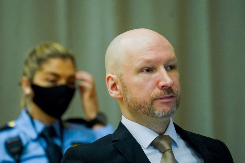 години кървавото нападение норвегия брайвик иска освободен